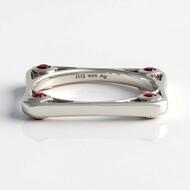 Anillo en plata con Rubí de Tanzania (de Melo Essence)