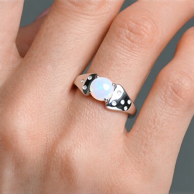 Anillo en plata con Ópalo de Welo