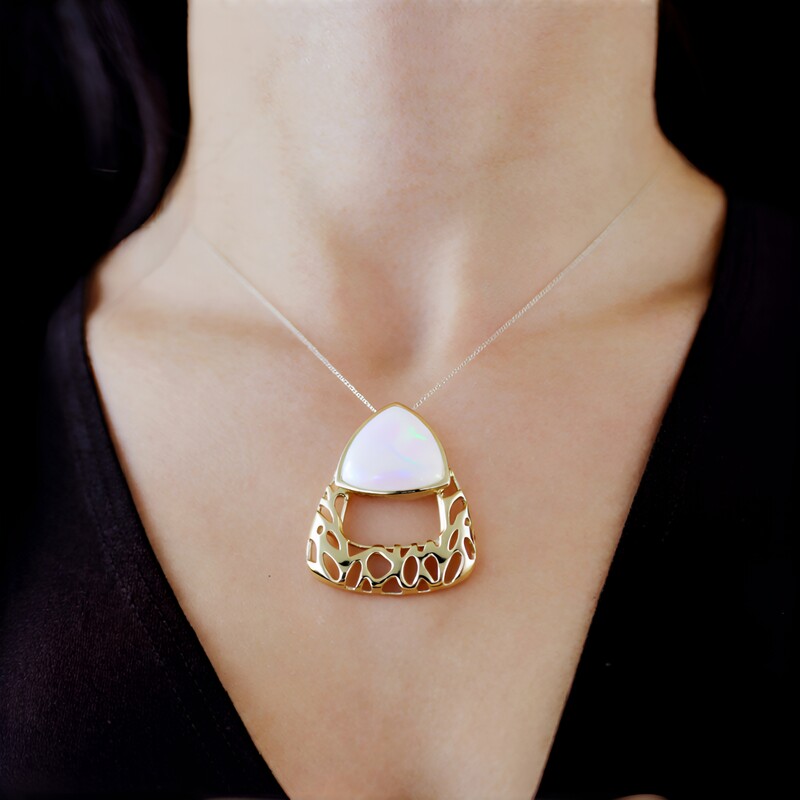 Colgante en oro con Ópalo de Welo (Ornaments by de Melo)