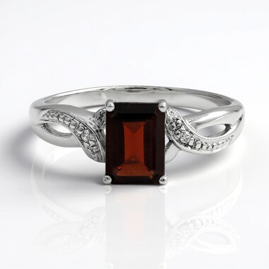 Zilveren ring met een Mozambique granaat