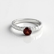 Anillo en plata con Zircón rojo