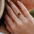 Gouden ring met een Rode apatiet