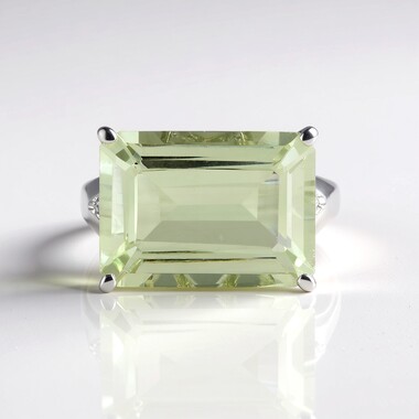 Anillo en plata con Amatista verde