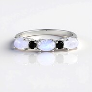 Zilveren ring met regenboog maanstenen