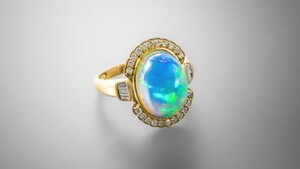 Welche Besonderheit besitzt der Opal im Vergleich zu vielen anderen Edelsteinen?