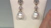 Gouden oorbellen met witte zuidzee parels (Michelle Albala)