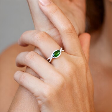 Anillo en plata con Diópsido de Rusia
