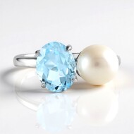 Zilveren ring met een hemel-blauwe topaas