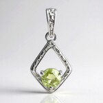 Pendentif en argent et Diaspore à couleur changeante
