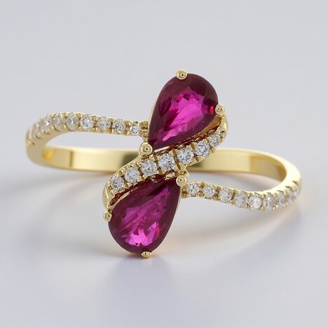 Anello in oro con Rubino Mozambico AAA