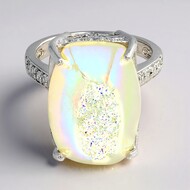 Zilveren ring met een parel-glinster glitterkwarts