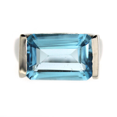 Anillo en plata con Topacio azul cielo