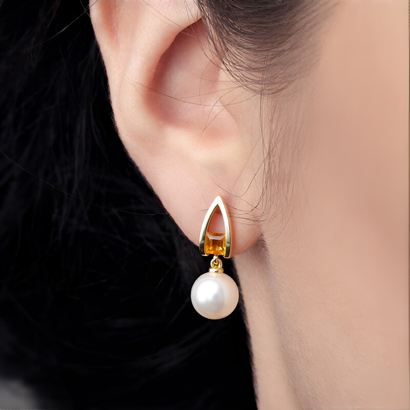 Pendientes en oro con Perla blanca del mar del sur (Michelle Albala)