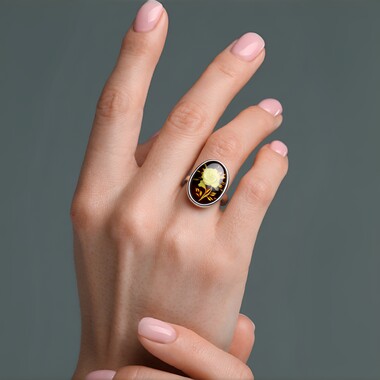 Zilveren ring met een kersrode Baltische barnsteen (dagen)