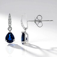 Gouden oorbellen met Blauwe Ceylon saffieren