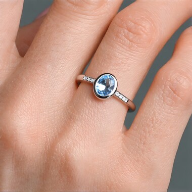 Bague en argent et Topaze bleu Suisse