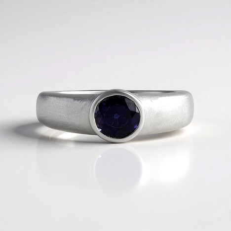 Anello in argento con Iolite