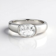 Zilveren ring met een petaliet