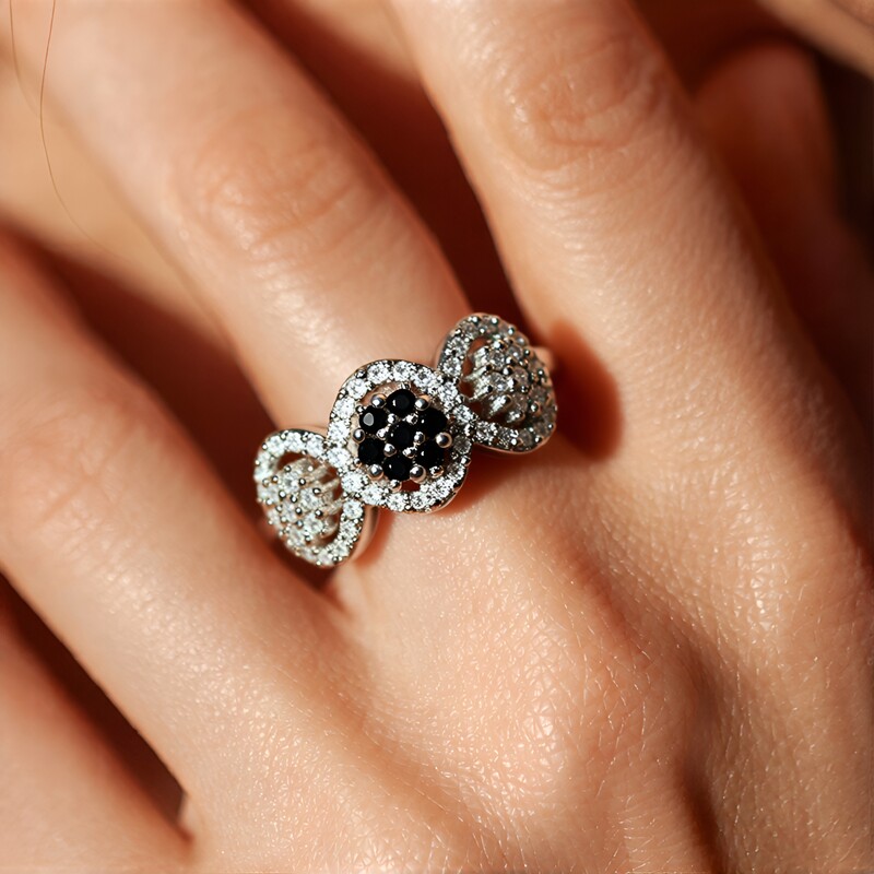 Bague en argent et Spinelle noir