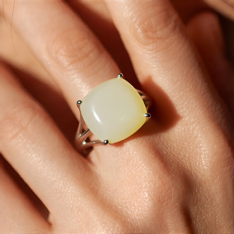 Anello in argento con Pietra di Luna Bianca