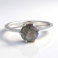 Zilveren ring met een spectroliet