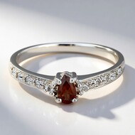 Anillo en plata con Granate de Malaya