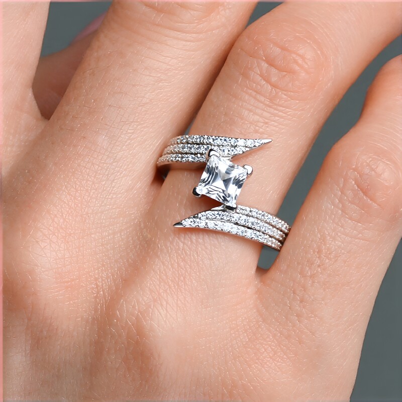 Zilveren ring met een danburiet (de Melo Essence)