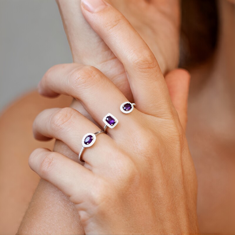 Zilveren ring met een Siberische amethist (de Melo Essence)