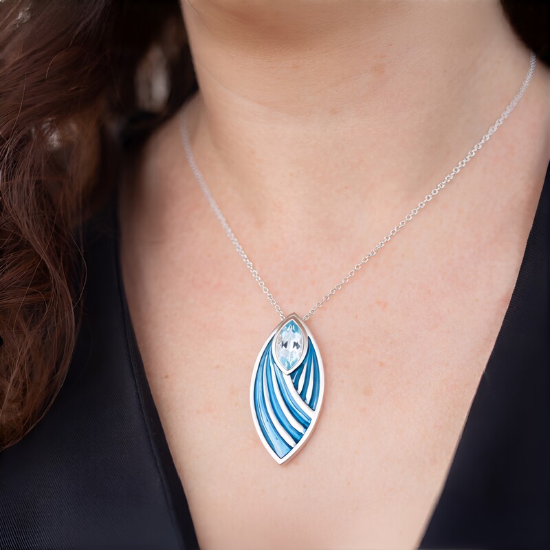 Zilveren halsketting met een hemel-blauwe topaas (Adela Silber)