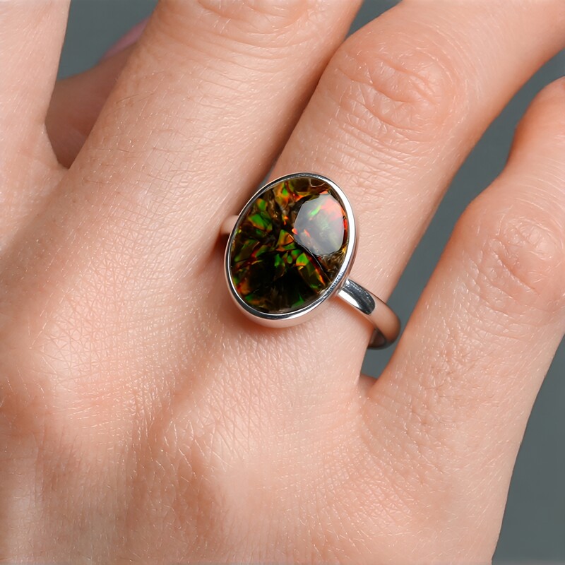 Anello in argento con Ammolite