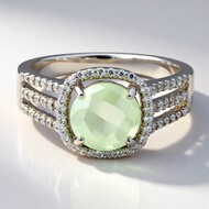 Anillo en plata con Prehnita