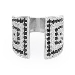 Anillo en plata con Espinela negra