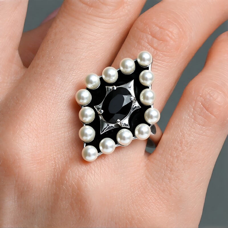 Anello in argento con Spinello Nero (Remy Rotenier)