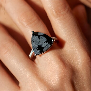 Anello in argento con Ossidiana Fiocco di Neve