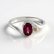 Zilveren ring met een rhodliet (Granulieren)