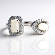 Anillo en plata con Ópalo de Welo (Adela Silber)