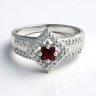 Zilveren ring met een rhodliet