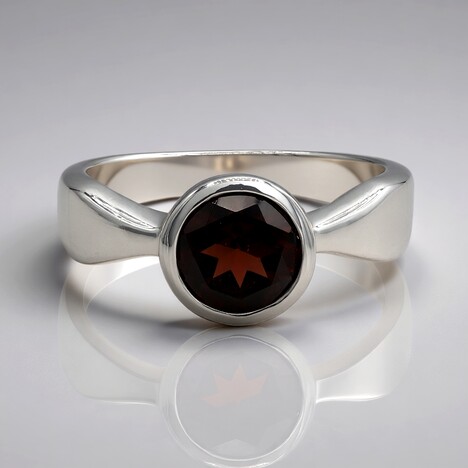 Anello in argento con Granato Mozambico