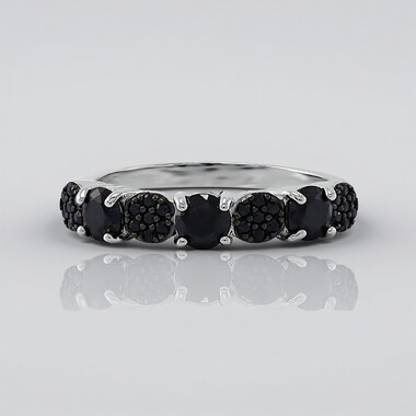 Anillo en plata con Espinela negra