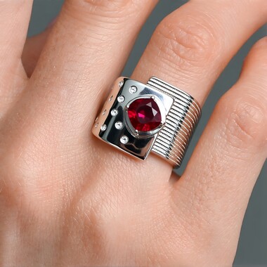 Madagascar Ruby Silver Ring (de Melo Essence)