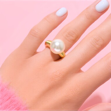 Gouden ring met een witte zuidzee parel (Michelle Albala)
