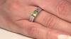 Zilveren ring met een peridoot (de Melo Essence)