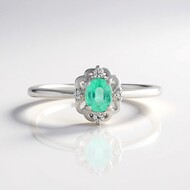 Anillo en plata con Esmeralda de Rusia (Adela Silber)