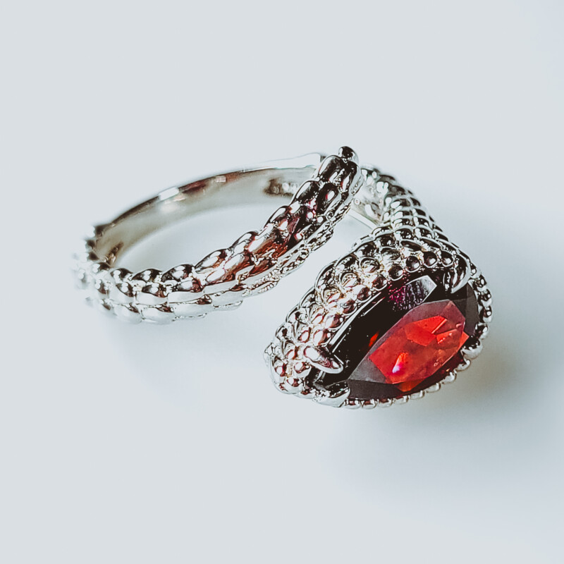 Anillo en plata con Granate de Mozambique