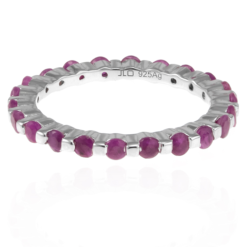 Anello in argento 925 con rubino vibrante, design moderno