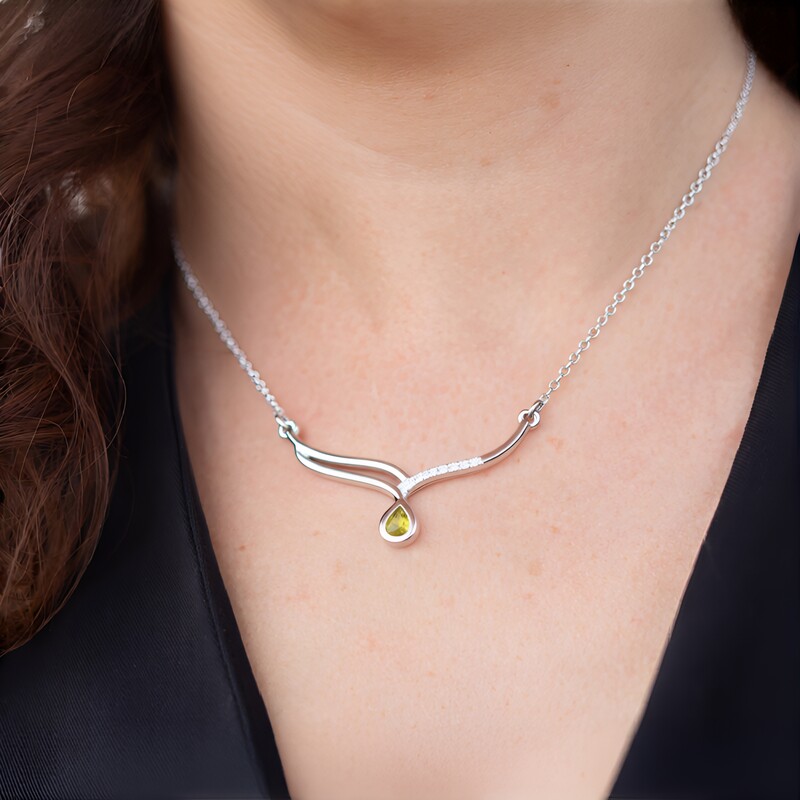 Collar en plata con Esfena