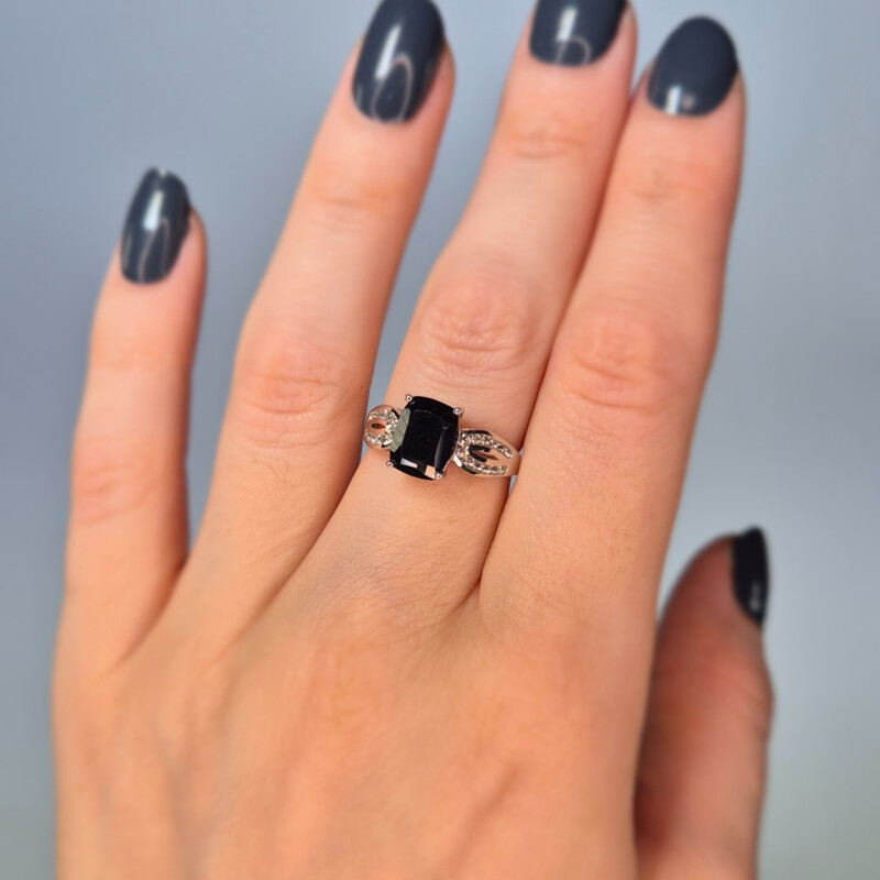 Zilveren ring met een zwarte spinel