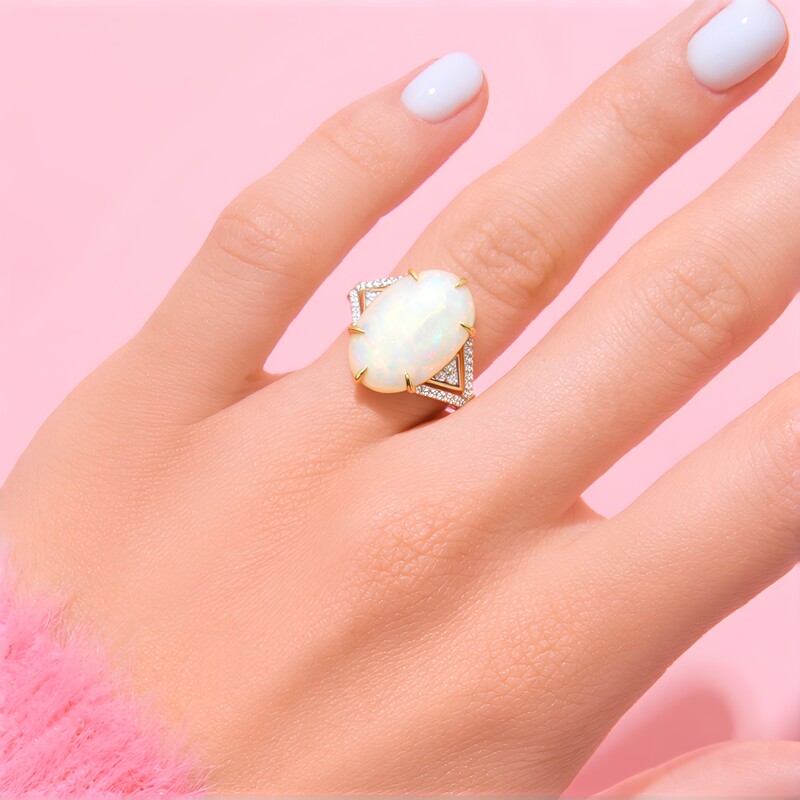 Gouden ring met een Braziliaanse witte opaal