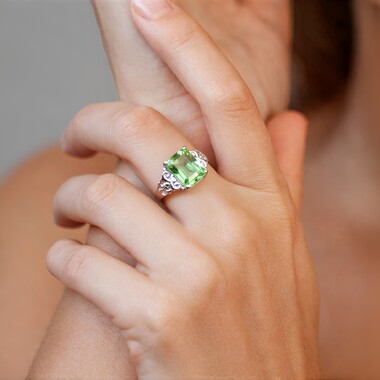 Anillo en plata con Amatista verde