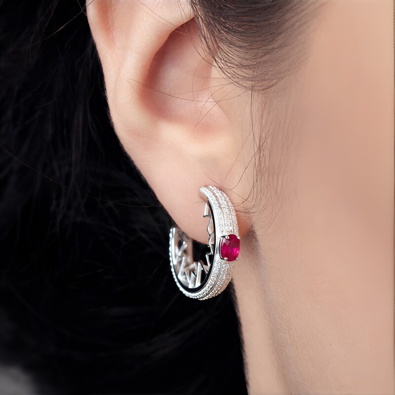 Zilveren oorbellen met Madagaskar Robijnen (de Melo Essence)